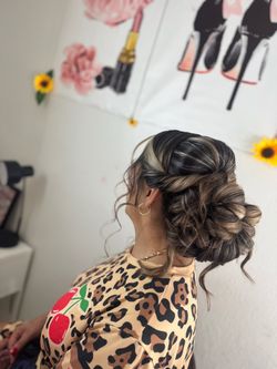 Maquillaje y peinado