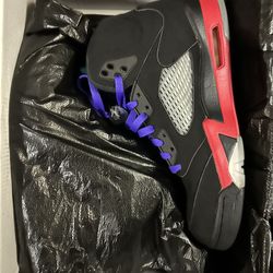 Jordan 5 Retro “TOP/3” size(9.5M). Worn in excellent condition. Comes with Og All. $175. Cash. Market Value $225.‼️