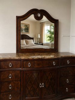 Queen Bedroom Furniture Set