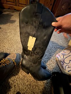 New women’s boots: size 11