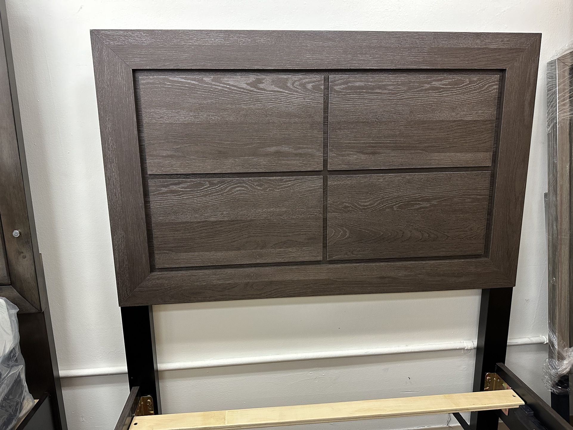 4 Pc Queen Size Bedroom Set