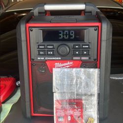 Milwaukee M 18 Bluetooth Speaker 