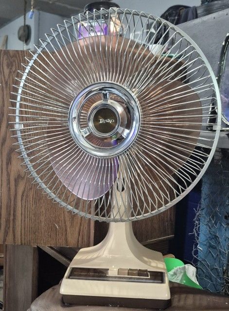 Lasko Oscillating Fan Vintage Excellent Condition