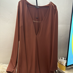 Vestidos y pantalones 2XX y 3X y XL hay 3 Cosas nuevas tengo otra bolsa de ropa cono 23 piesas todo está en excelentes condiciones