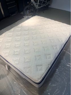 Helix "Midnight" Queen Mattress - Like New Condition