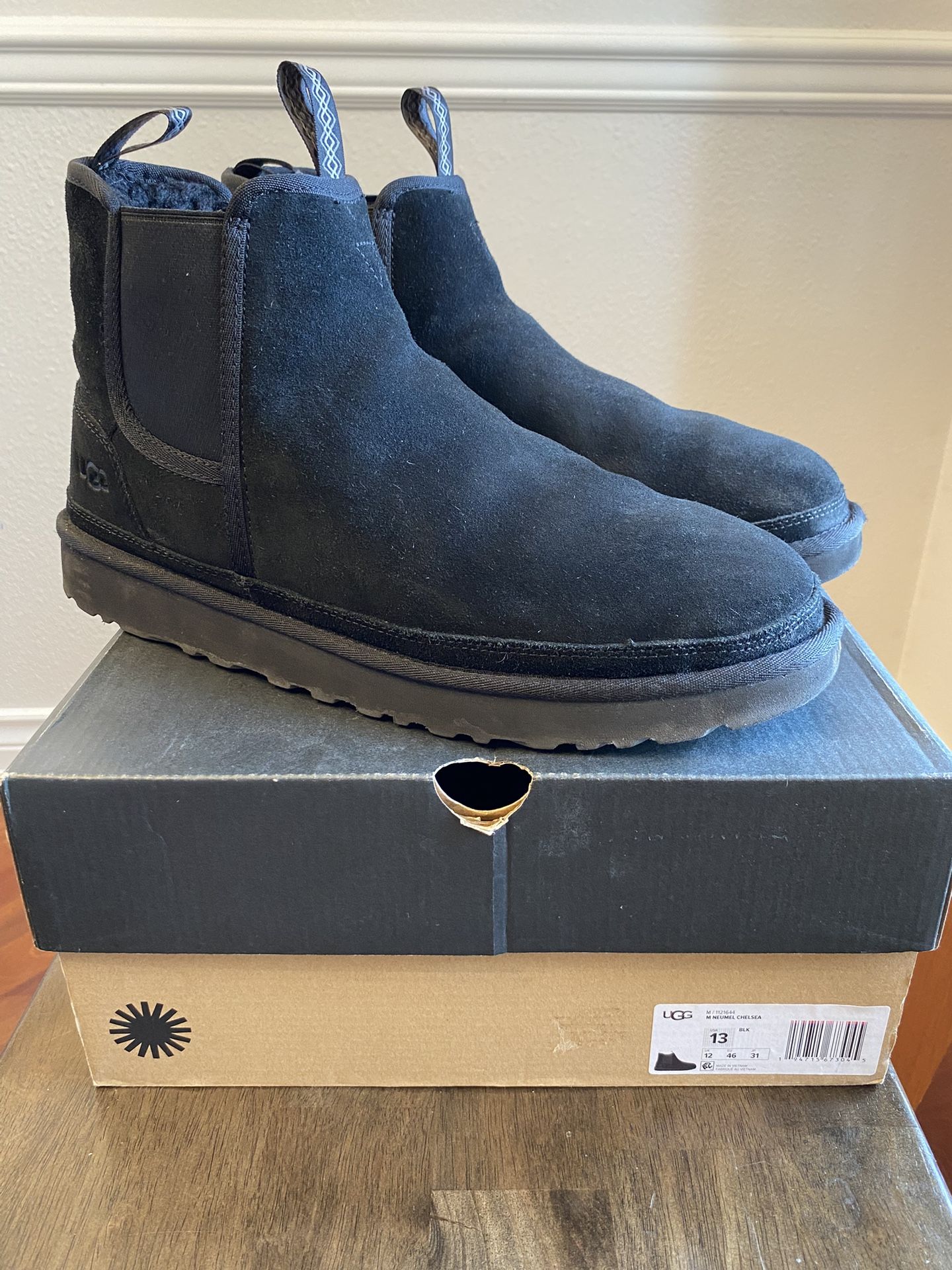 UGG Neumel Chelsea Size 13