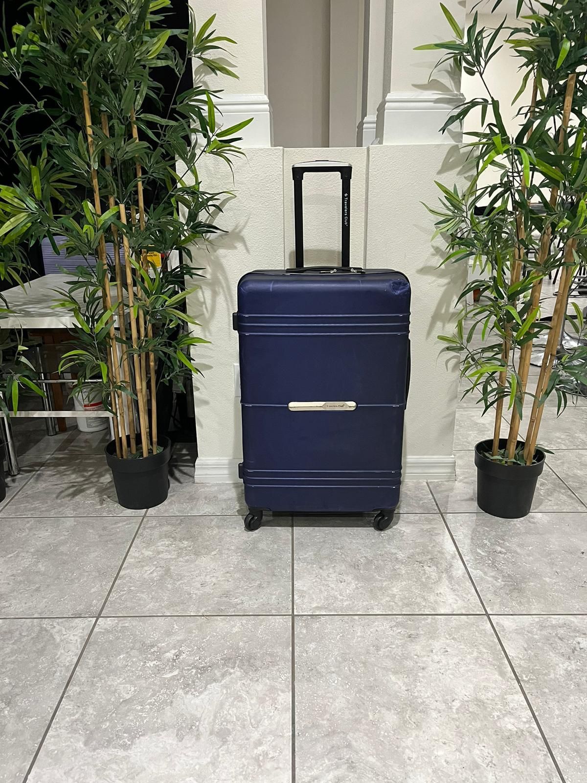 Big used hardcase luggage, suitcase , 4 wheels, see all photos $39 each / Maletas usadas grandes, 4 llantas $39 cada una
