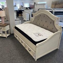 REALYN CHIPPED WHITE TWIN DAYBED WITH 1 LARGE STORAGE DRAWER