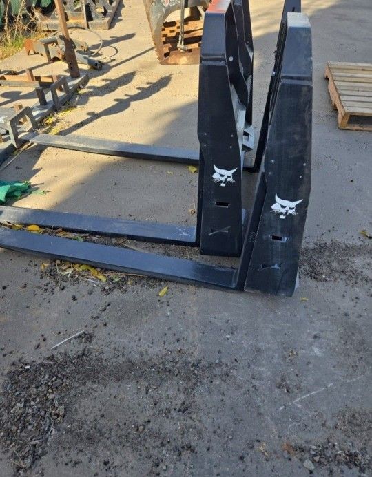 New Bobcat 4000 Lbs Fork Attachment