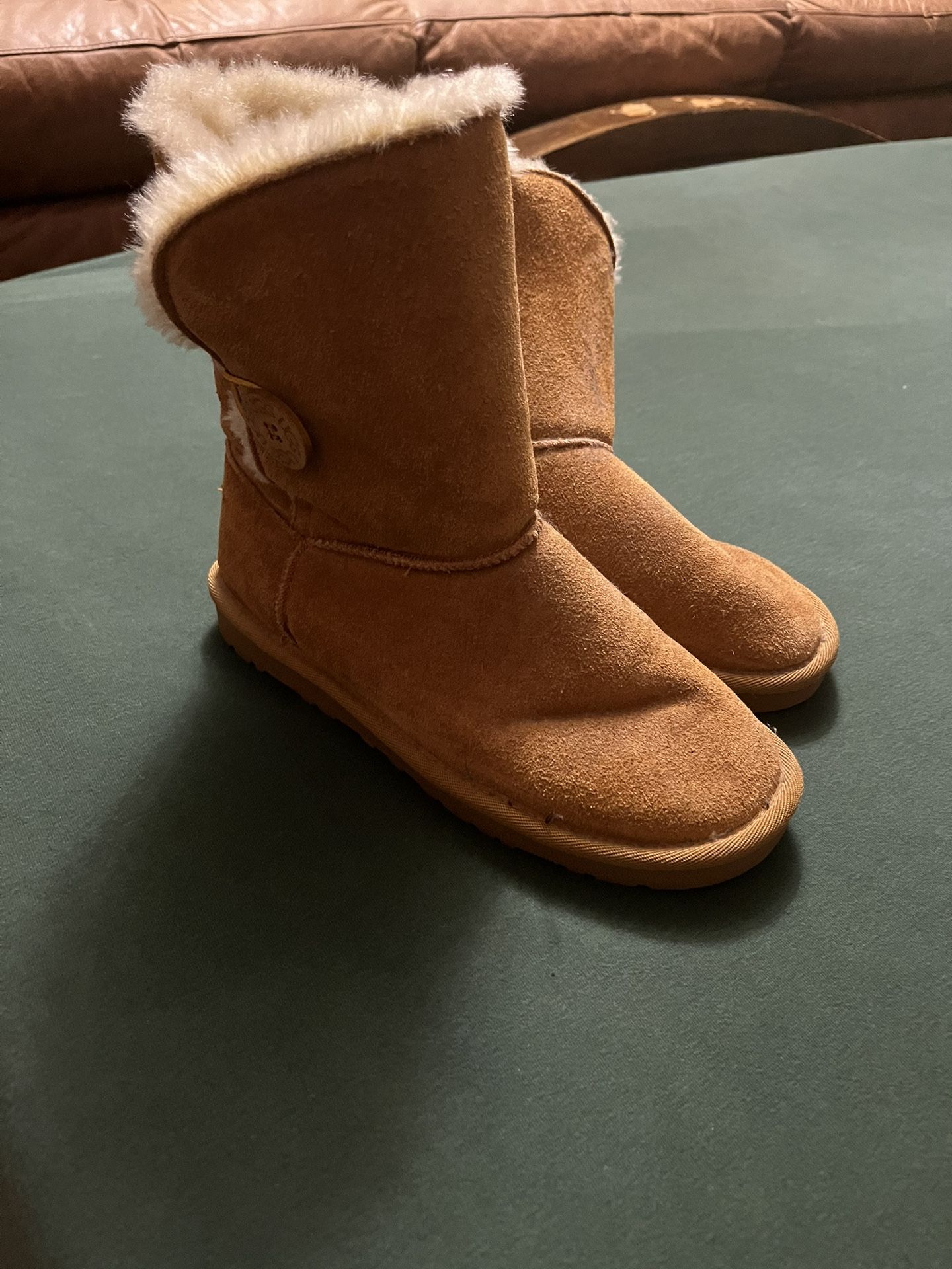 Women’s low boots, UGGs size 6