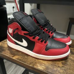 Jordan 1 Mids 10.5