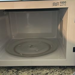 MICROWAVE OSTER LIKE NEW FEW USED VERY CLEAN $75