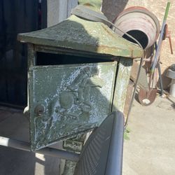 Vintage mail box with working key