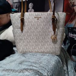 Jet Set Charm Vanilla/luggage MD EW TZ TOTE 