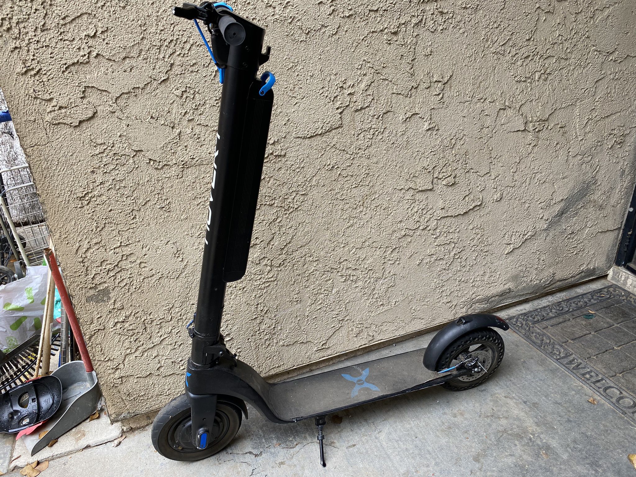 Hover-1 Highlander Pro Electric Scooter w/ Charger And Solid Rubber Tire