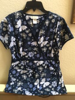 This scrub top is like new made by Scrubology size small