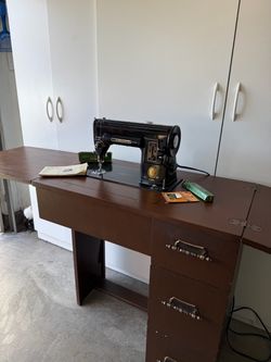 Vintage Singer Sewing Machine With Cabinet