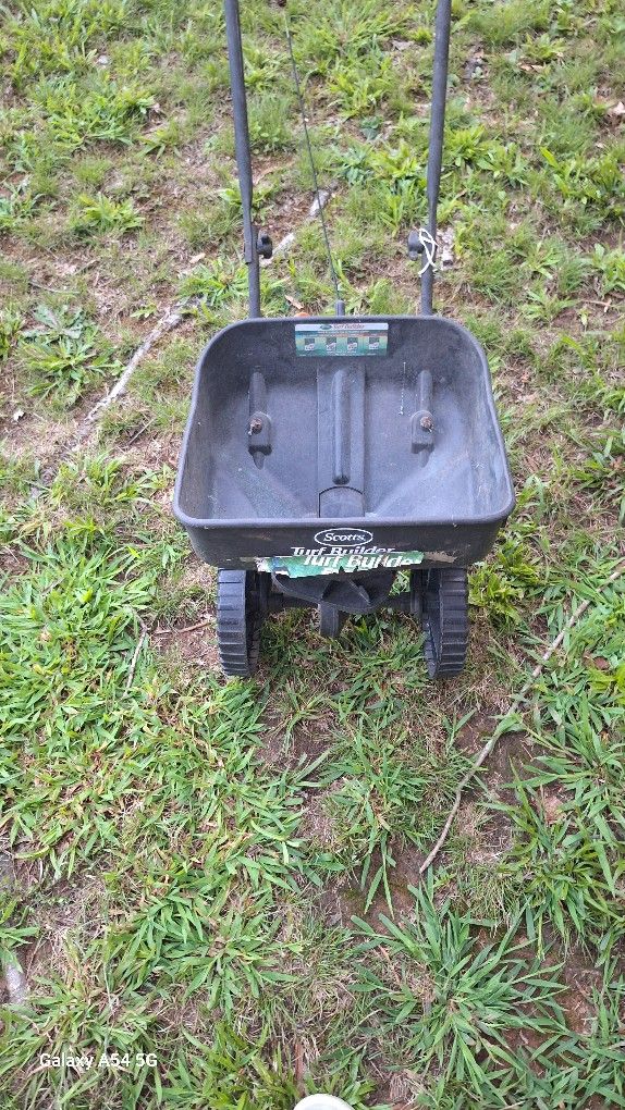 Scott's Turf Builder Seed Feeder