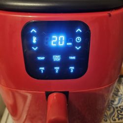 Like New ( Dash) Air Fryer , 2.5 Quarts. Only Use Once. Comes With 100 Fryer Liner Sheets