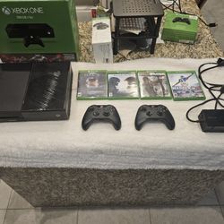 Xbox One 500 GB, 2 Controllers, 4 Games