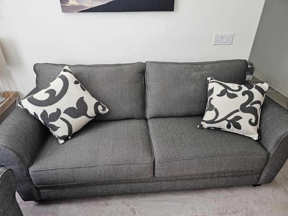 Couch With Accent Pillows