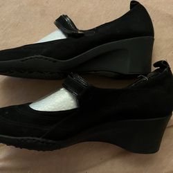 Black Suede - Like New Pumps Aerosols Brand Woman’s Classic Style Shoes