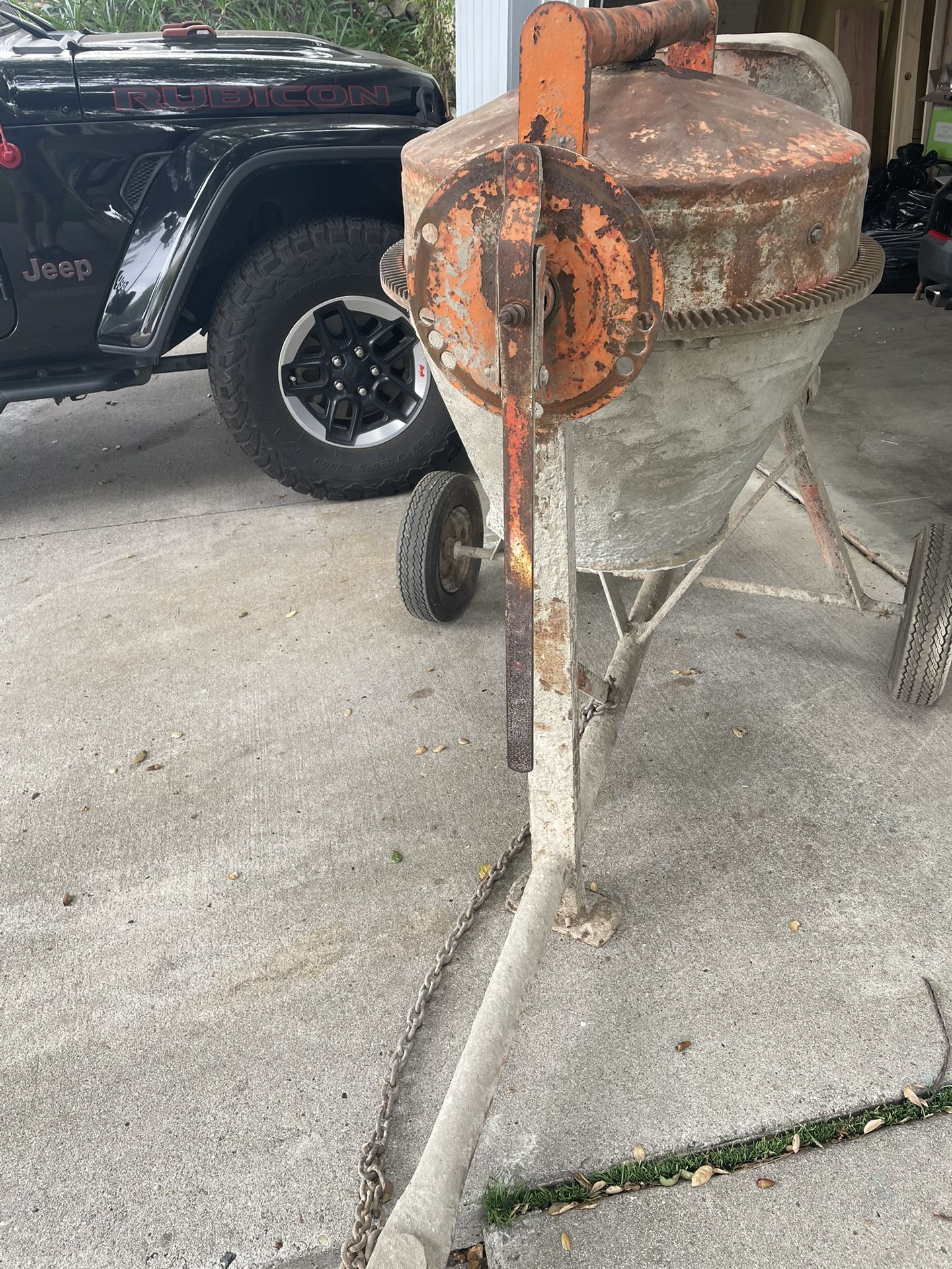 Electric cement mixer