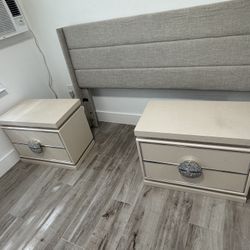 I'm selling bedside tables.