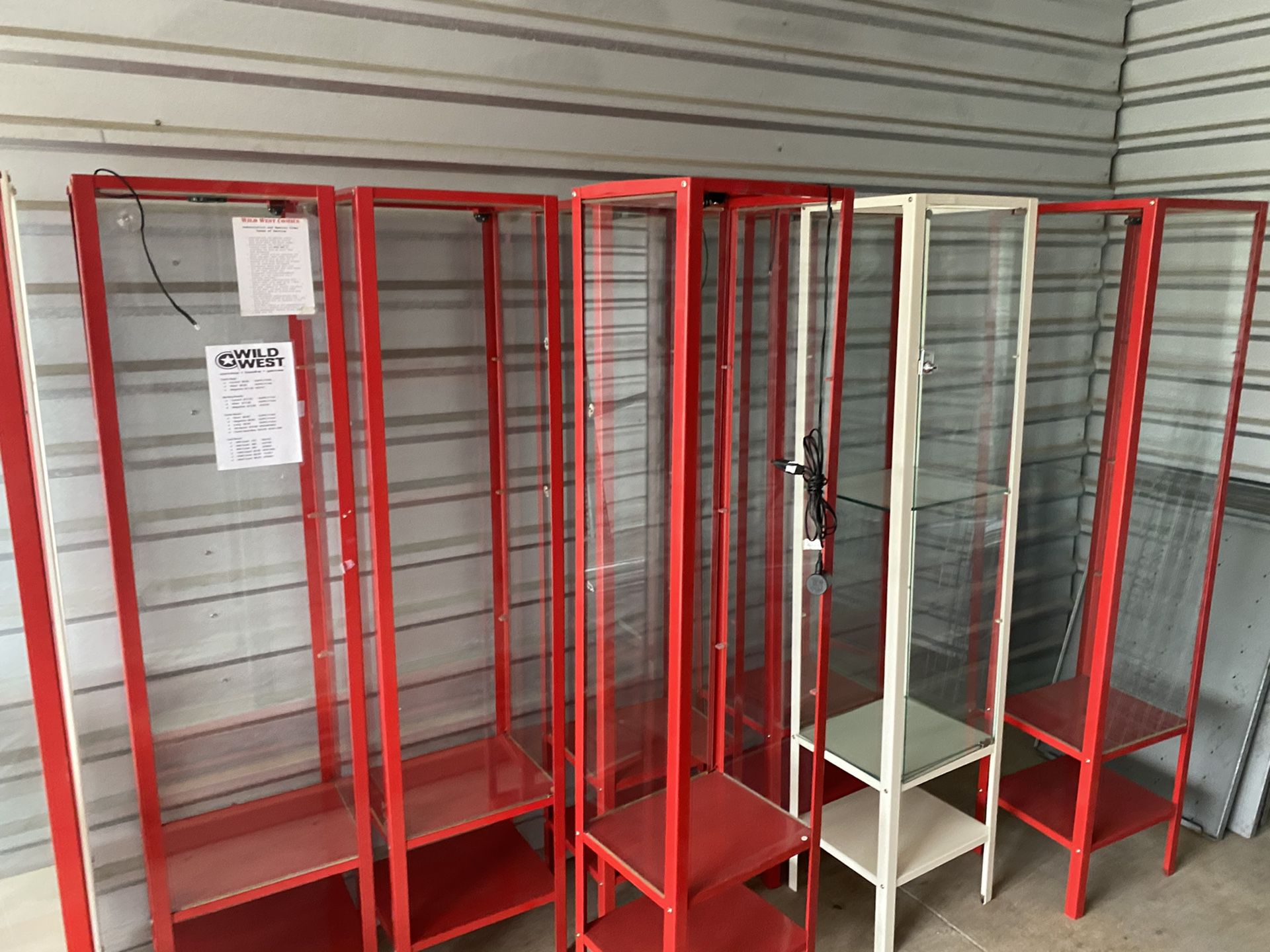 Glass Red & White Display Cases For Merchandise