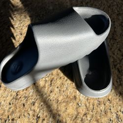 Yeezy slides size 10 black onyx!!!
