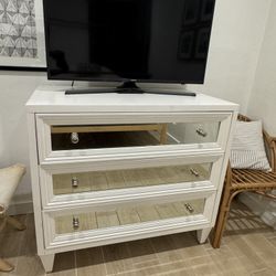 Z Gallery 3 Drawer Mirror Dresser