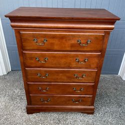 Solid Wood Dresser in Good Condition! all drawers work ! 54 in x 36 in x 19 in 
