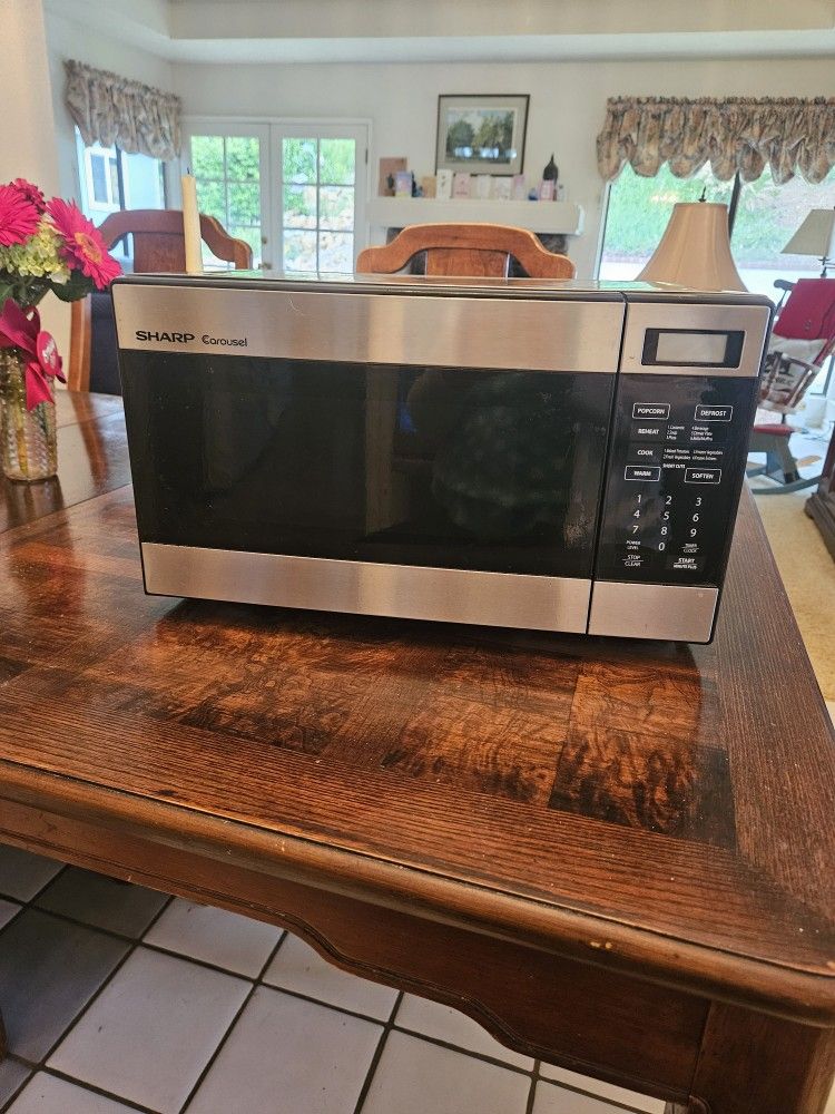 Working Sharp Microwave - Missing Plate