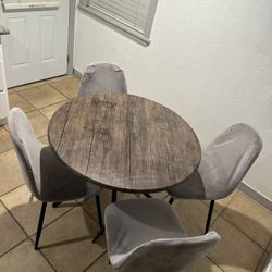 Comedor circular con cuatro sillas en perfectas condiciones 140