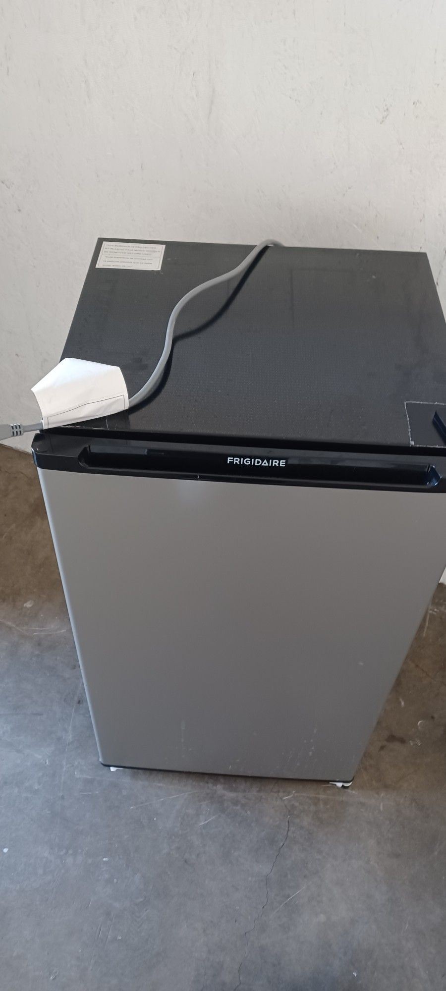 Compact Refrigerator With Ice Drawer