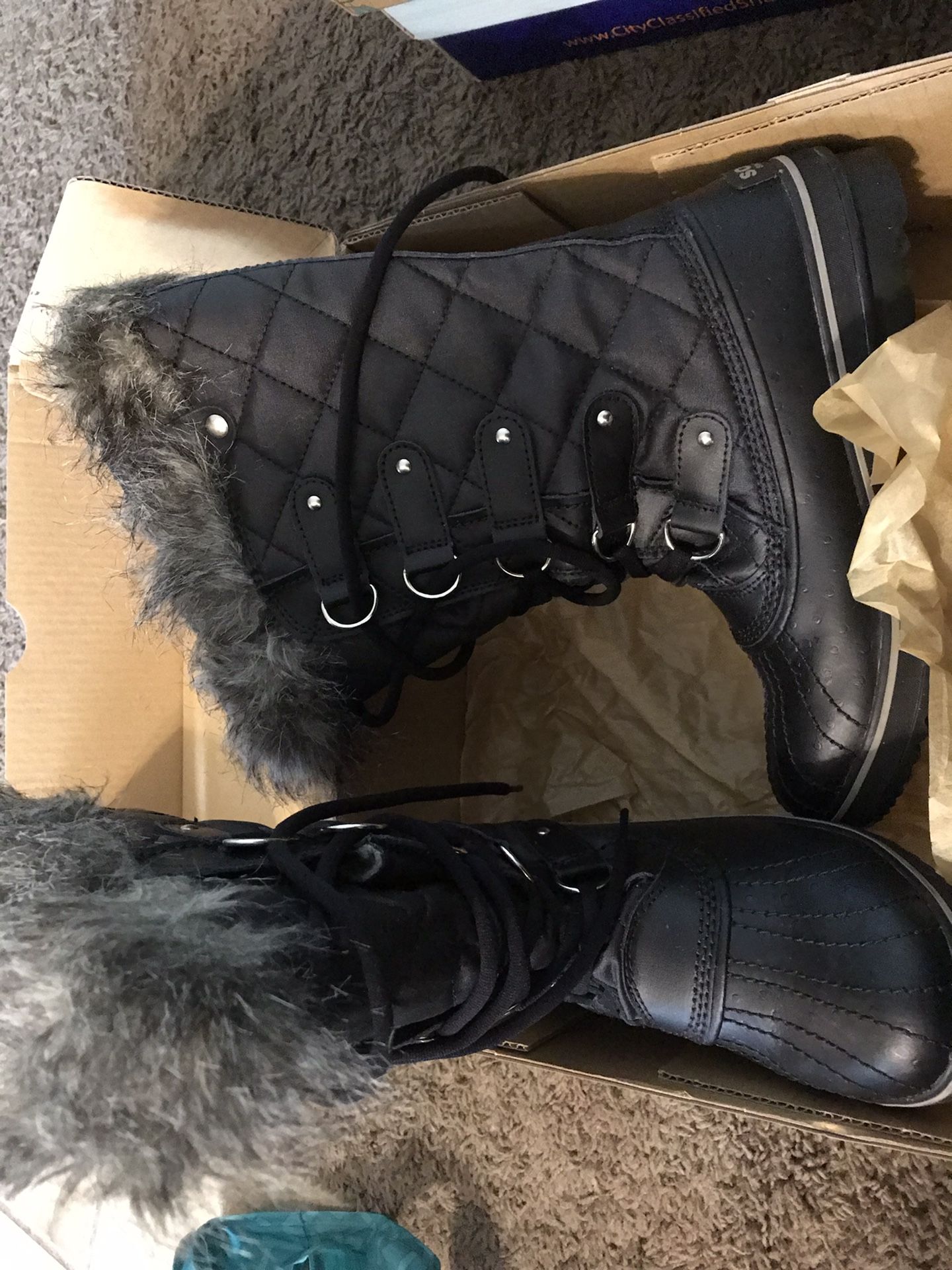 Snow boots