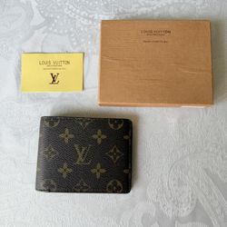 The Louis Vuitton Wallet in monogram Brown is a luxurious accessory crafted from leather with a canvas fabric type. It features the iconic Louis Vuitt