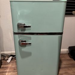 Insignia™ - 3.1 Cu. Ft. Retro Mini Fridge with Top Freezer and ENERGY STAR Certification - Mint 