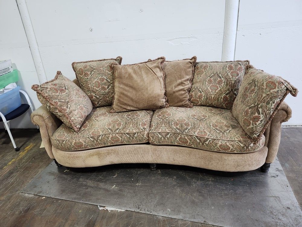 A nice BERN HARDT couch with 5 throw pillows liquardation sale 10..00