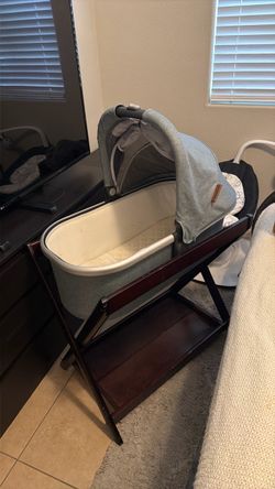 Uppababy basinette with stand