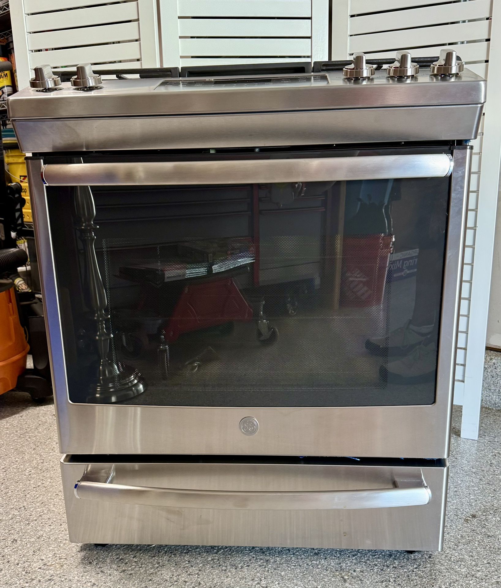 Like NEW - GE Stainless Steel Stove - 4 Burner And Griddle.