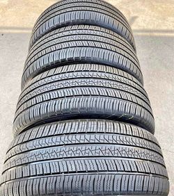 235/50/20 Vendo set de Tires con 79% de Vida las 4
