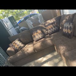 Smoke Free Pet Free Sectional Couch Great Condition 