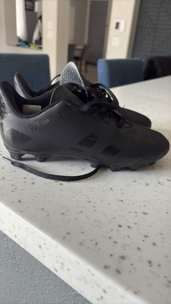 Soccer Cleats Adidas predator size 3