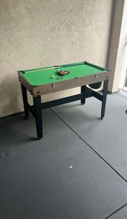 Mini pool table