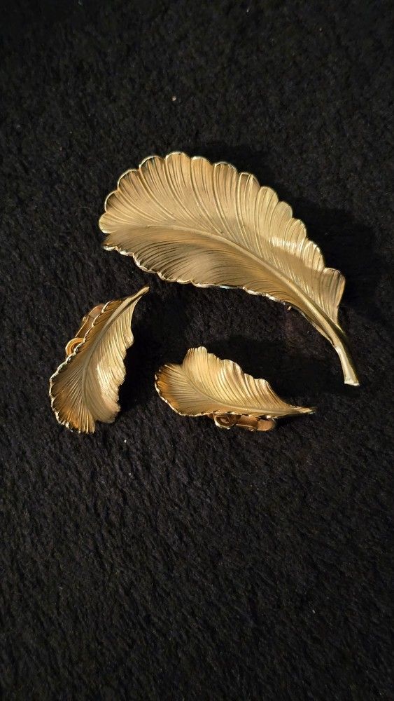 VTG. Signed Giovanni Gold Tone Leaf Brooch/Pin And Clip On Earrings Set Very Rare!