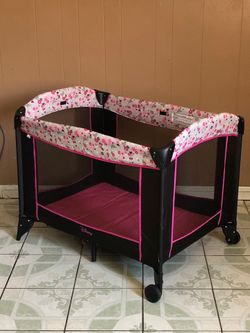 LIKE NEW MINNIE MOUSE BABY BASSINET!!!!