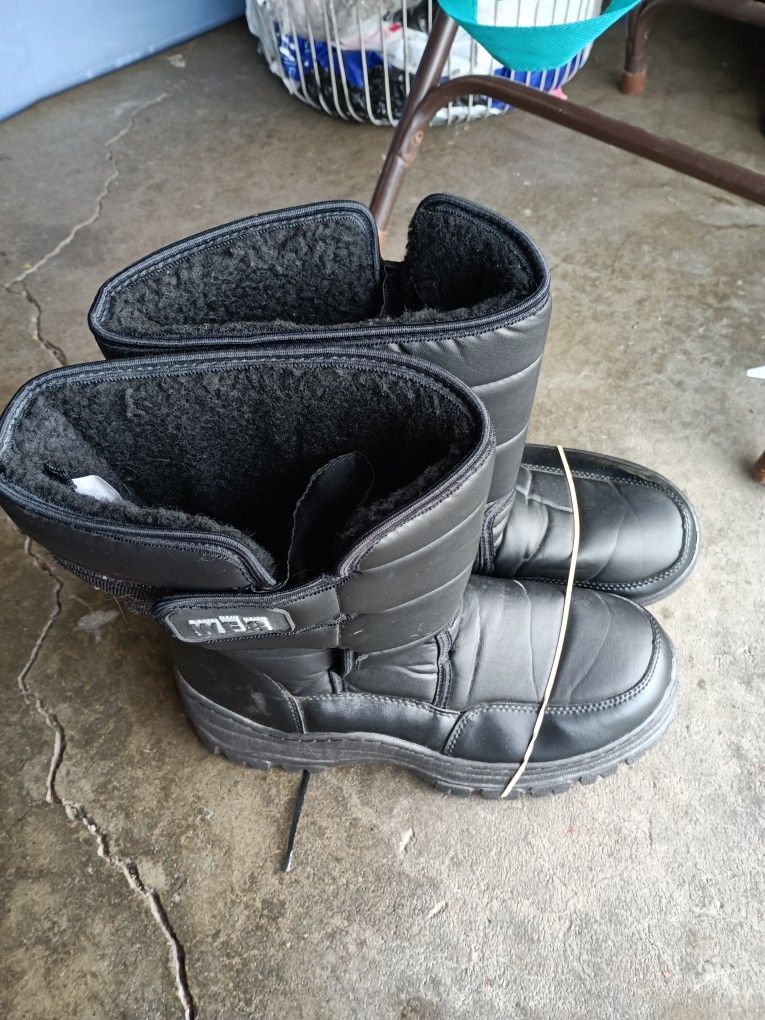 Adult Snow Boots Size 11 25.00