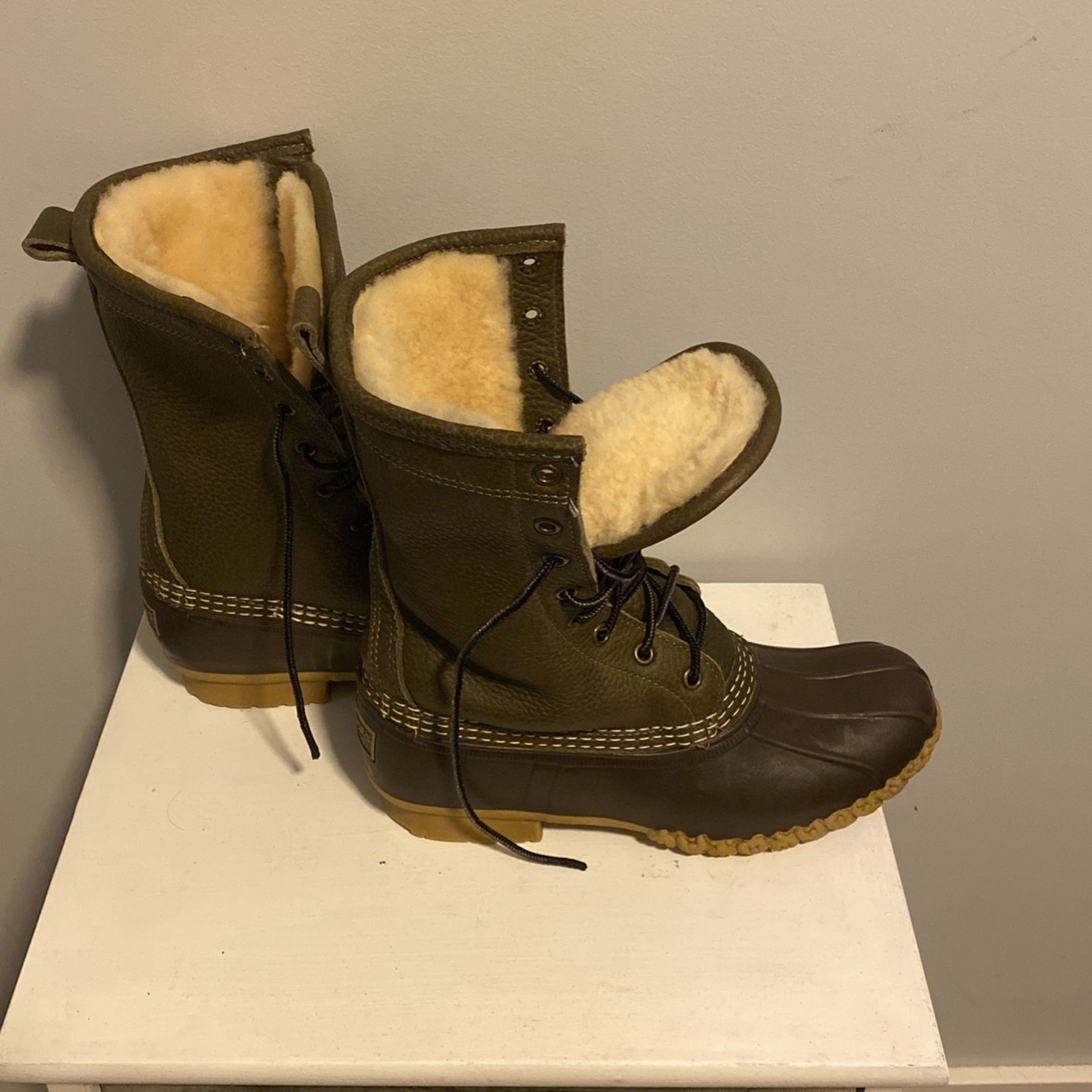 Brand New Women’s Size 7 Shearling Lined Insulated Boots