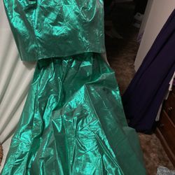 8 to 10 size bright green skirt and short sleeve short top for a holiday party